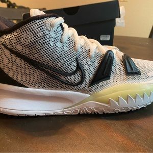 Kyrie 7-Glow Hyper (BRAND NEW) white/ back. We bought them and they didn’t fit
